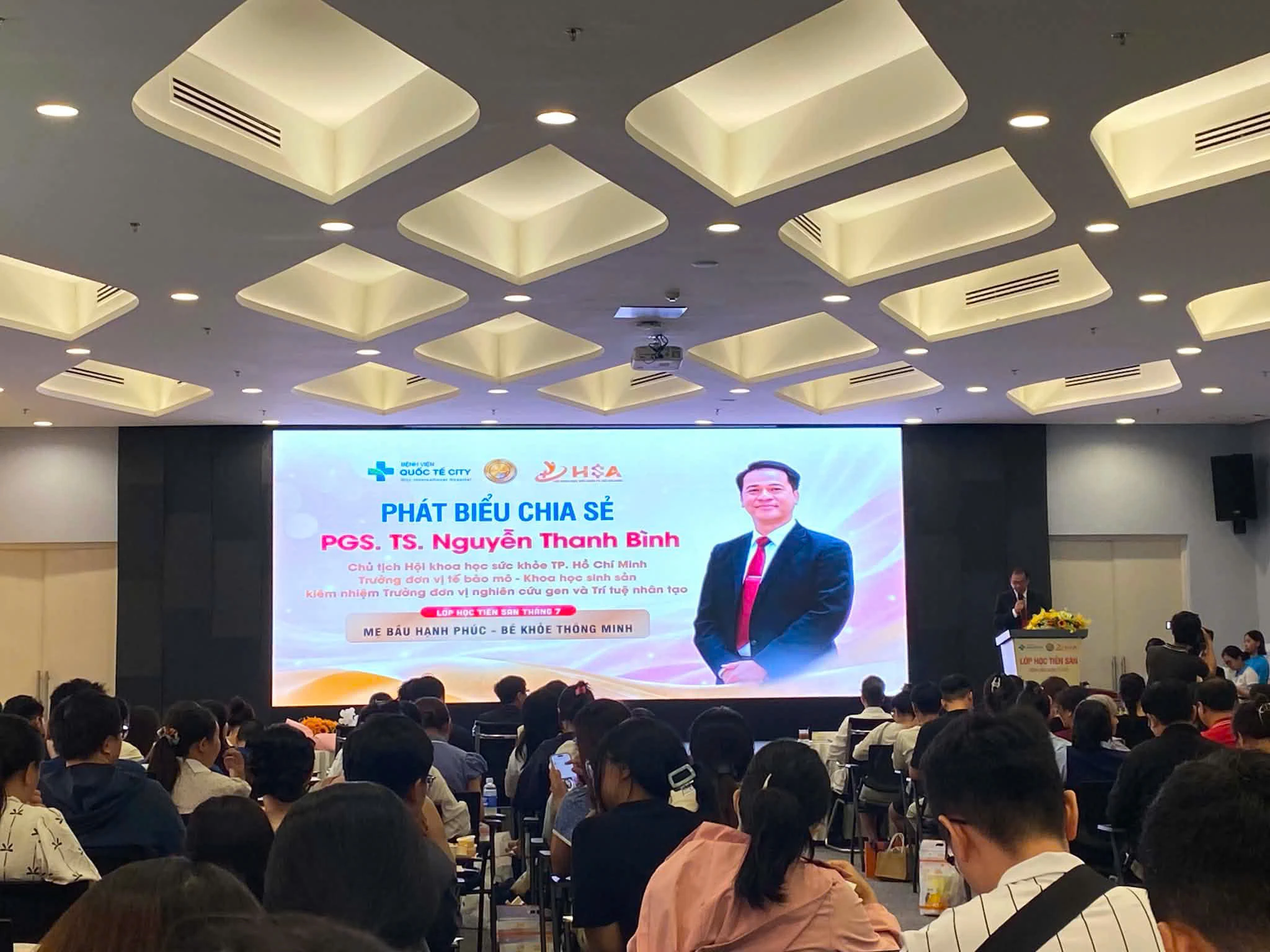 Theo dõi thai kỳ phát triển và nhận biết dấu hiệu chuyển dạ