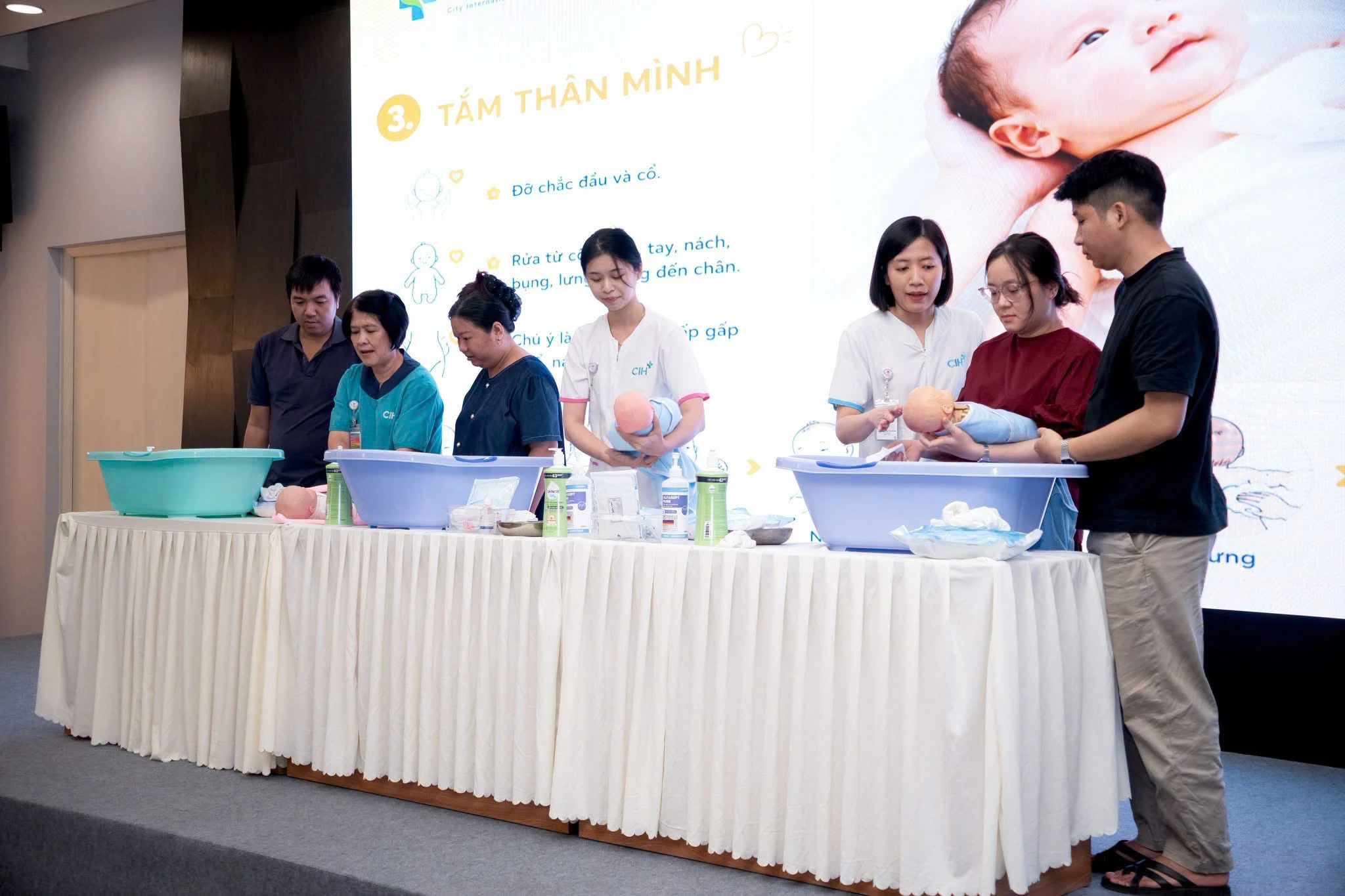 Theo dõi thai kỳ phát triển và nhận biết dấu hiệu chuyển dạ
