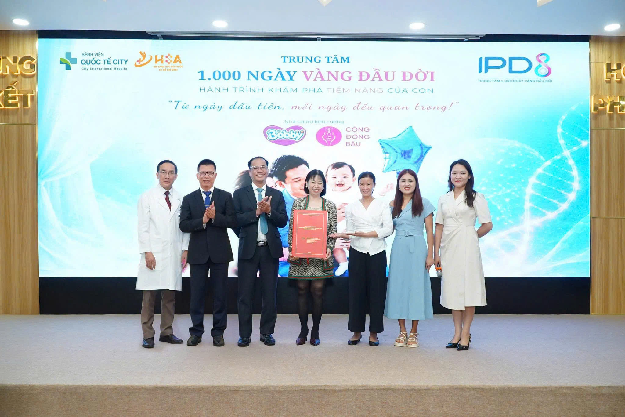 Đại diện Hội Khoa học sức khỏe TP. HCM, Bệnh viện Quốc tế City và Bệnh viện Gia An 115 trao tặng thư cảm ơn đến nhà tài trợ chương trình