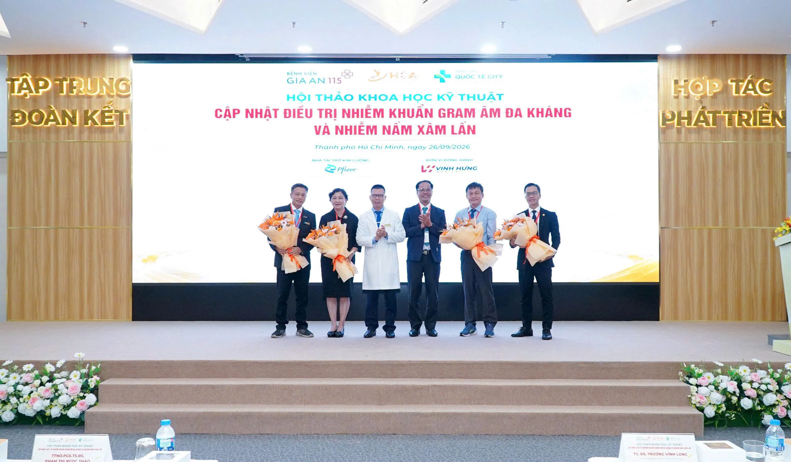 Ban tổ chức hội thảo tặng hoa cảm ơn cho báo cáo viên tham dự