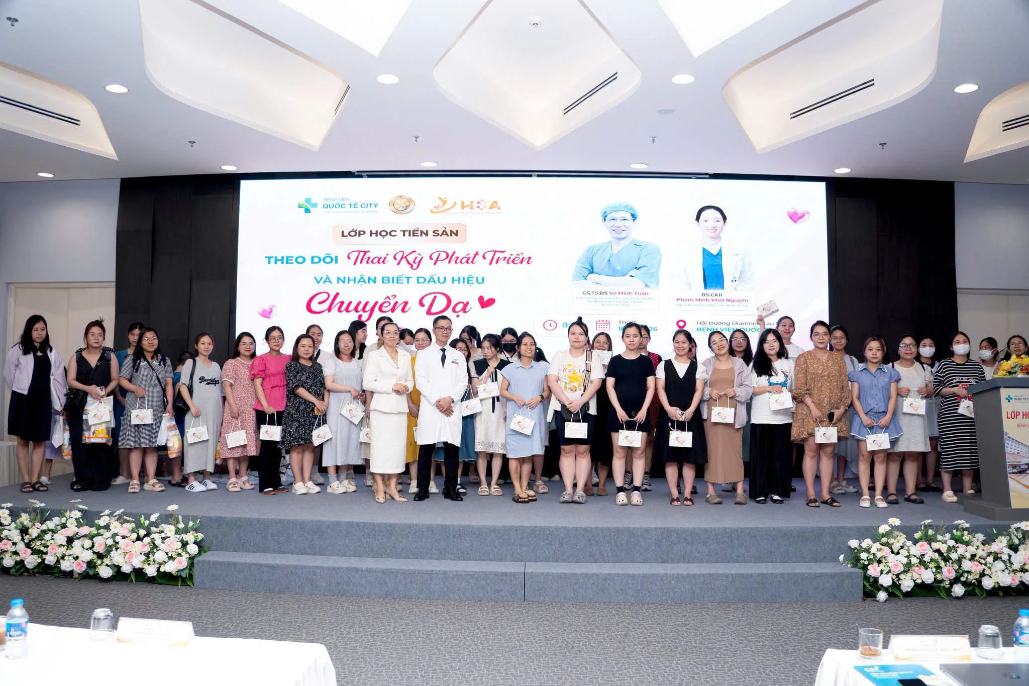 Theo dõi thai kỳ phát triển và nhận biết dấu hiệu chuyển dạ