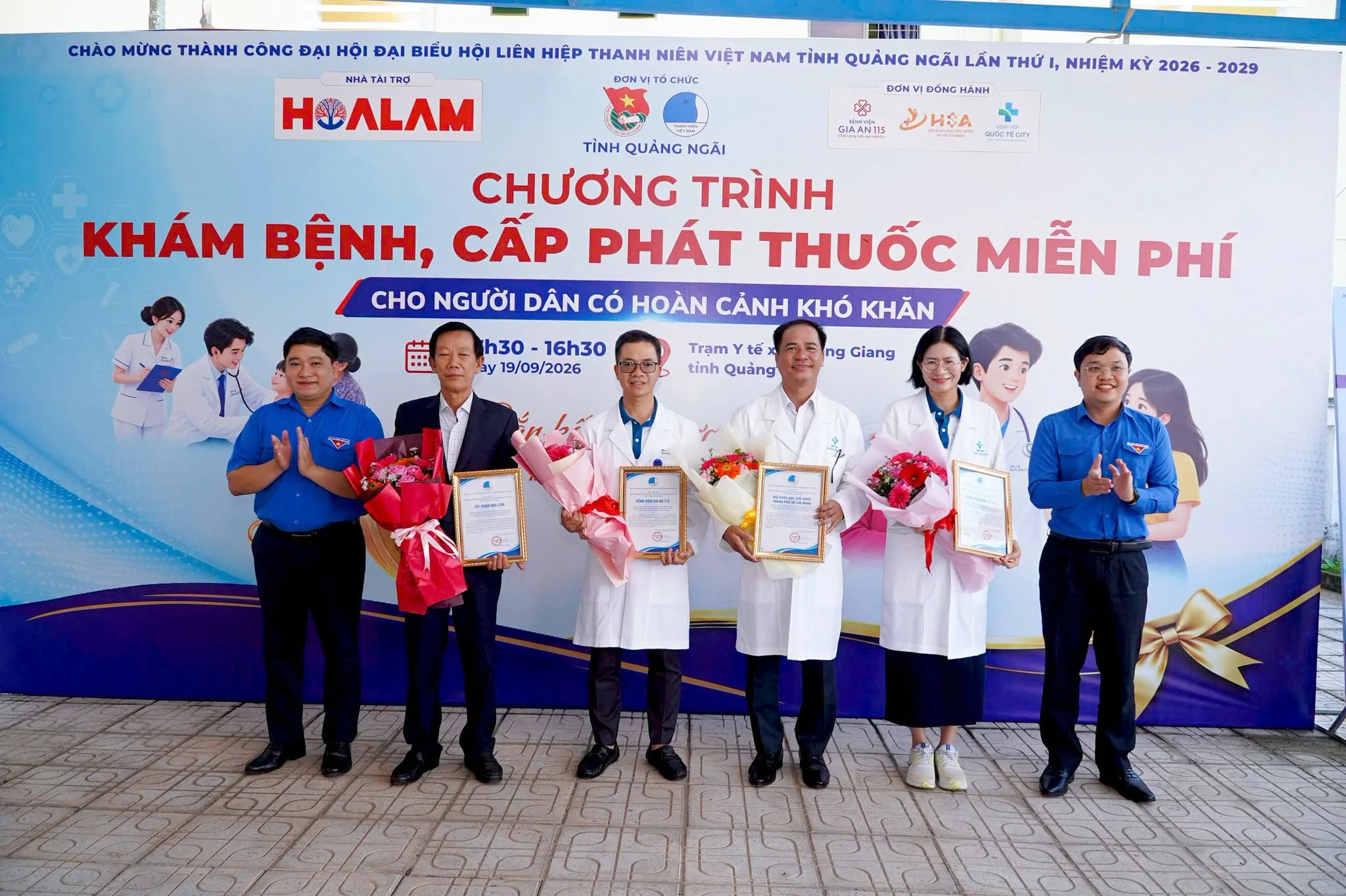 Ban lãnh đạo địa phương trao tặng thư cảm ơn cho ban tổ chức chương trình “Khám bệnh, cấp phát thuốc miễn phí cho người dân có hoàn cảnh khó khăn”